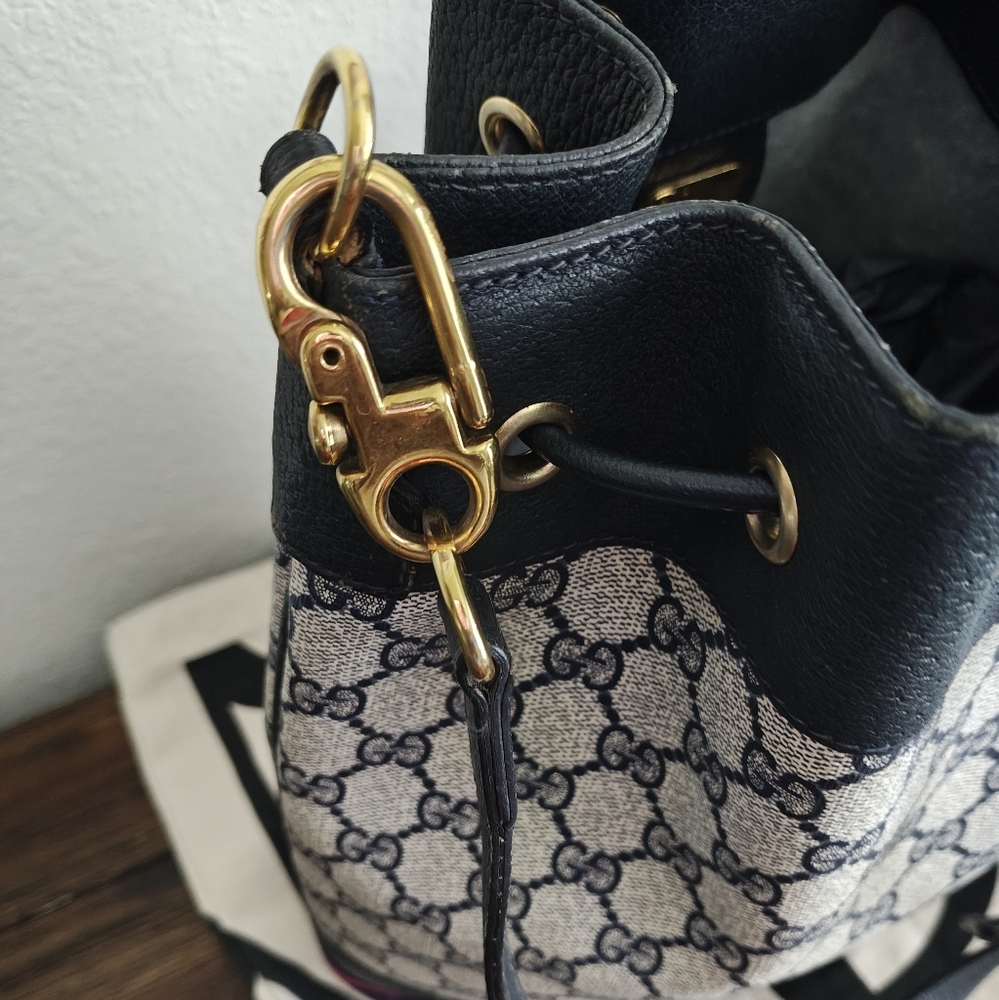 Vintage Gucci Blue Sherry Line Bucket Bag with Gold Hardware - Picture 2 of 13